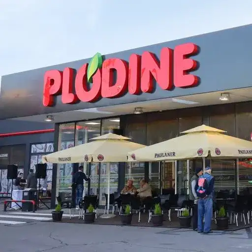 Moderni izgled supermarketa Plodine na Sušaku opremljen wood look display-om